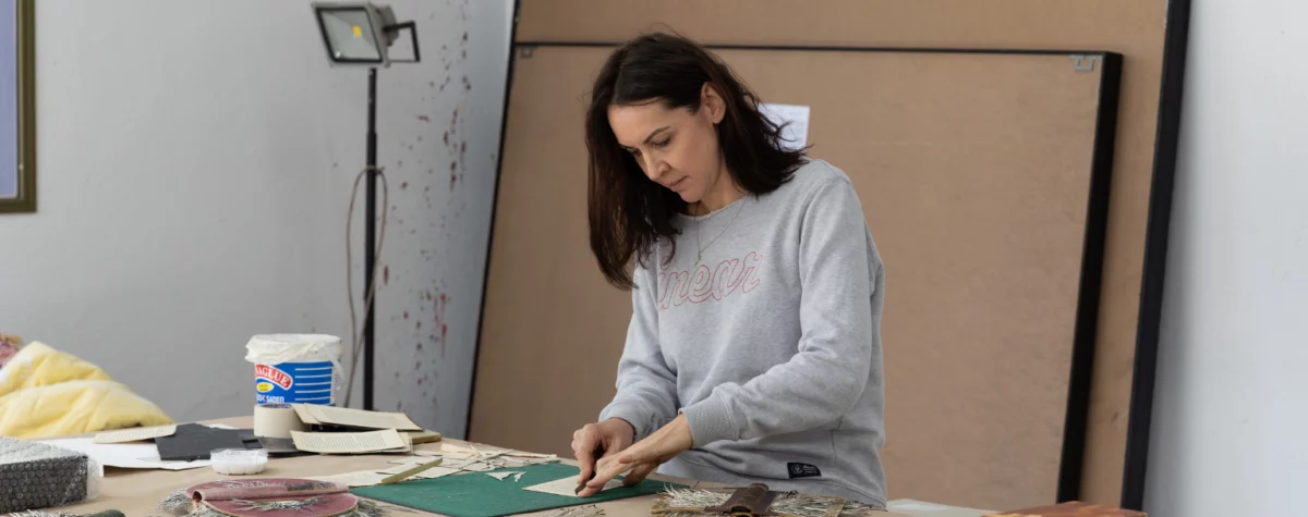 Barbara Wildenboer en résidence à la Fondation Montresso*, Marrakech (2025), travaillant sur ses collages et livres altérés pour l’exposition Waiting for Barbarians. Magazine Art Mag