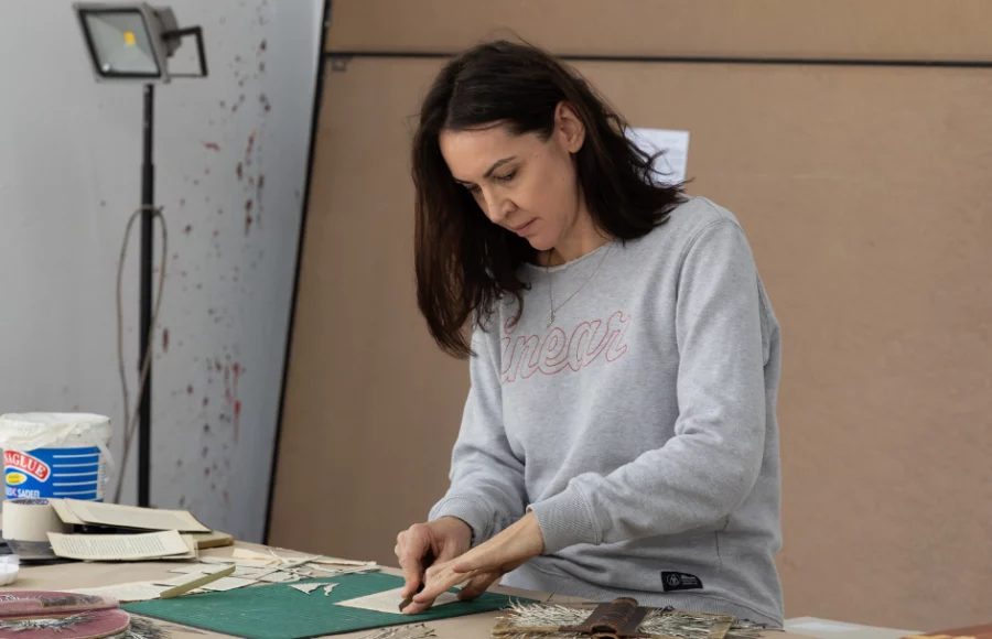 Barbara Wildenboer en résidence à la Fondation Montresso*, Marrakech (2025), travaillant sur ses collages et livres altérés pour l’exposition Waiting for Barbarians. Magazine Art Mag