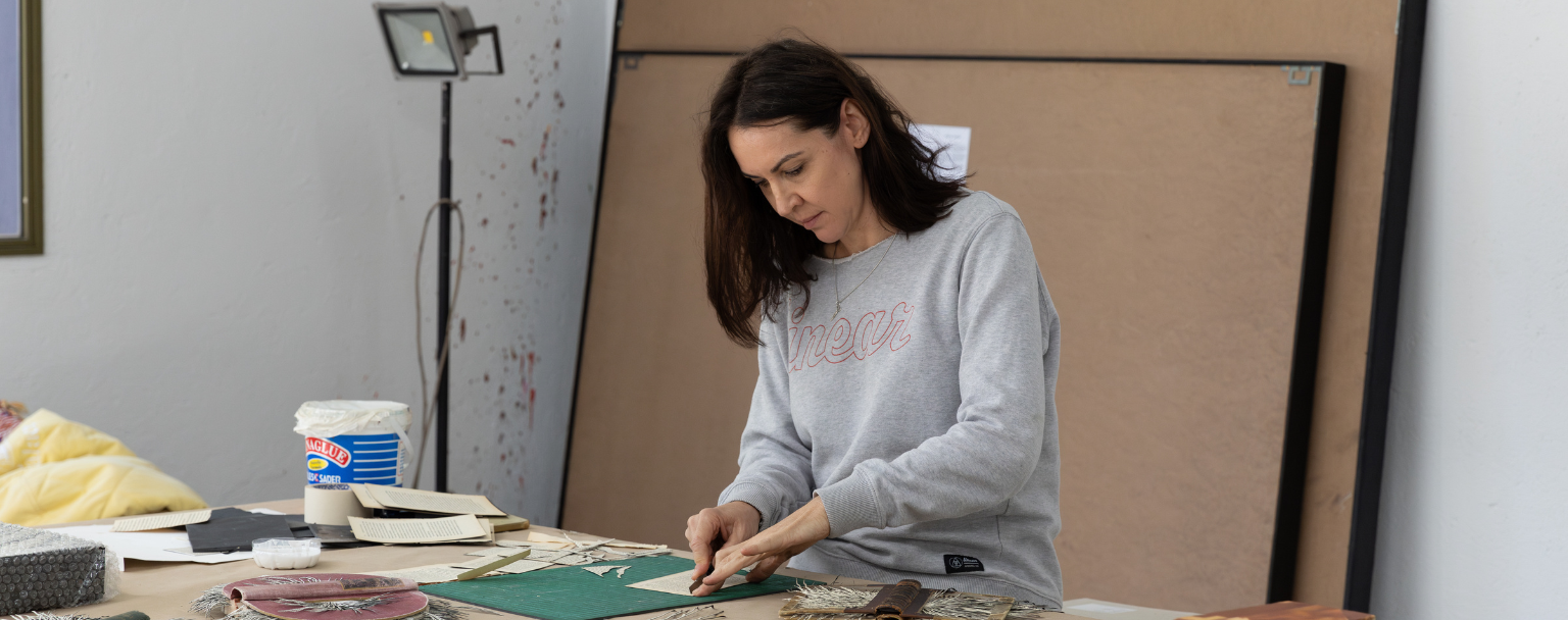 Barbara Wildenboer en résidence à la Fondation Montresso*, Marrakech (2025), travaillant sur ses collages et livres altérés pour l’exposition Waiting for Barbarians. Magazine Art Mag