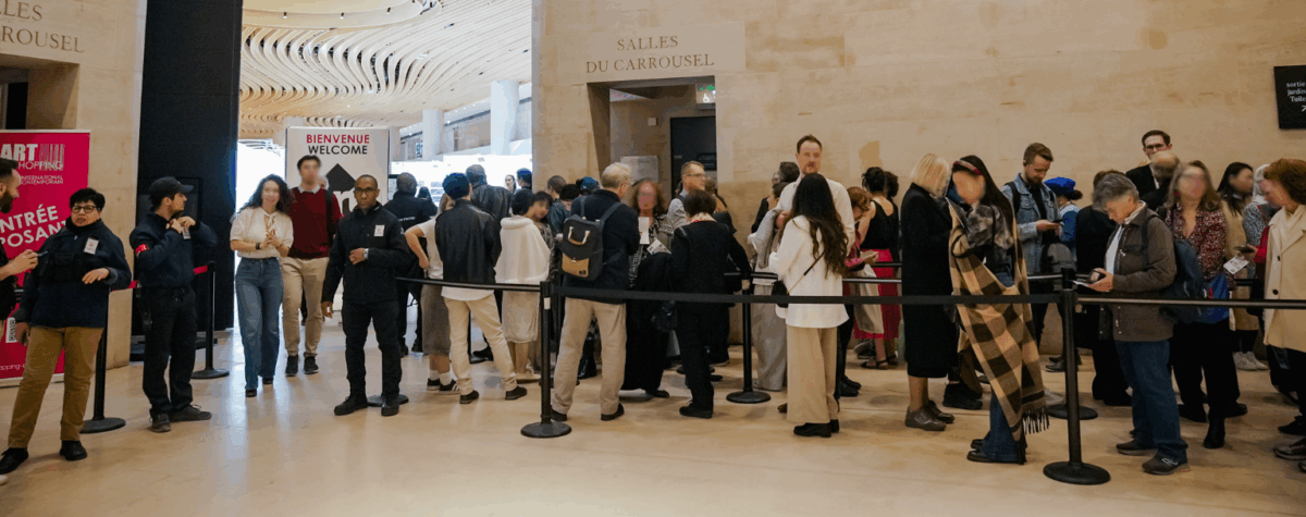 Visiteurs en attente de rentrer dans le salon Carousel du Louvre