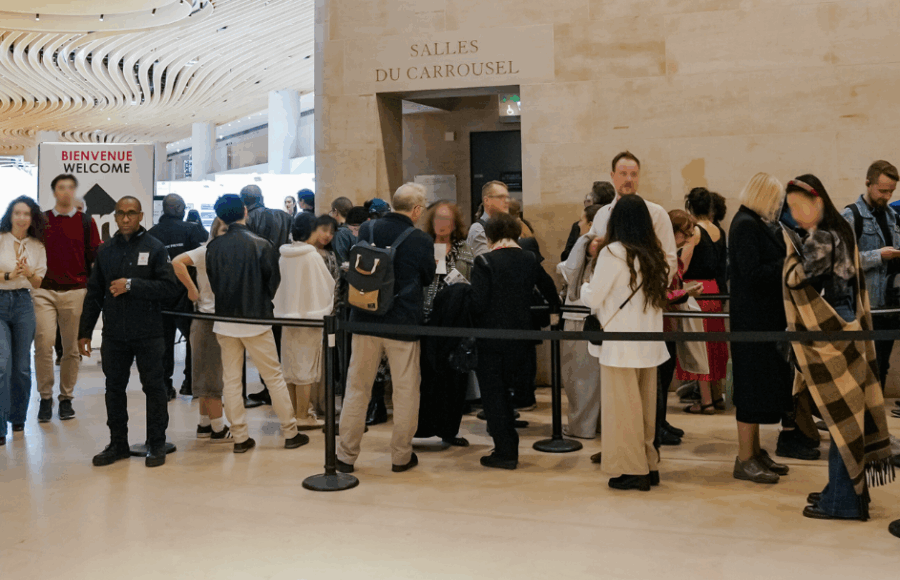 Visiteurs en attente de rentrer dans le salon Carousel du Louvre