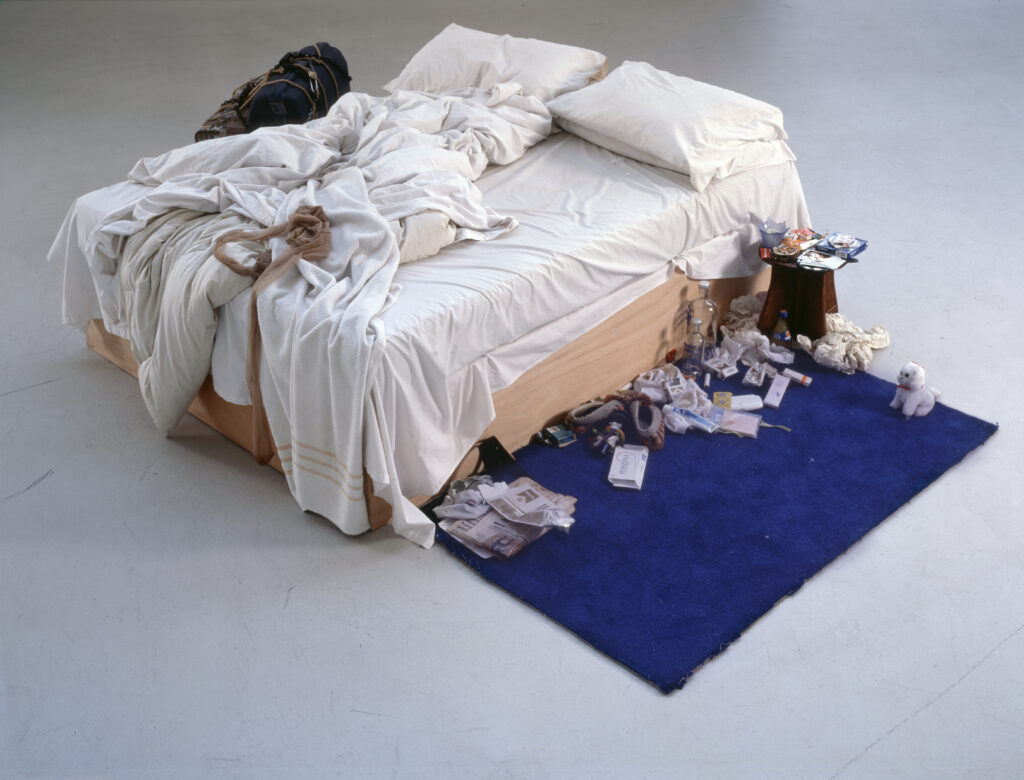 Tracey Emin, My Bed (1998) — installation iconique de l’intime, lit défait et objets, exposition ‘A Second Life’, Tate Modern 2026