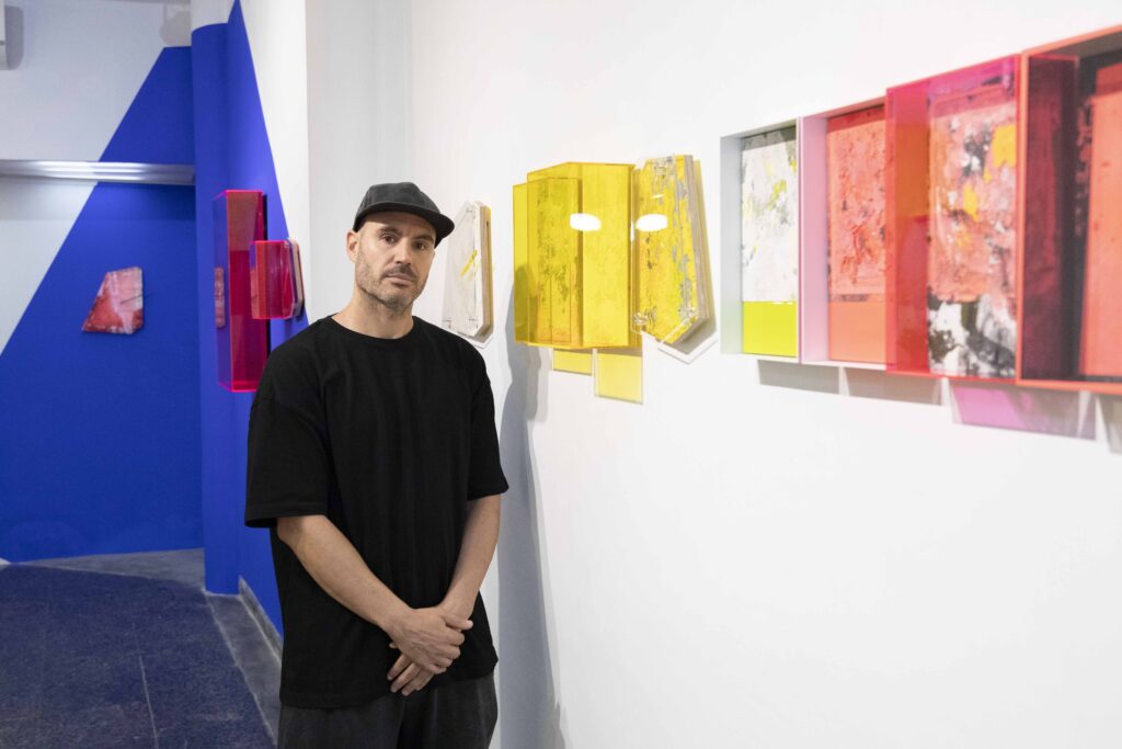 Portrait de l’artiste David Sánchez dans la galerie La Mercería à Valence, lors d’Abierto Valencia 2025, devant son exposition "Memorias de algo nuevo".