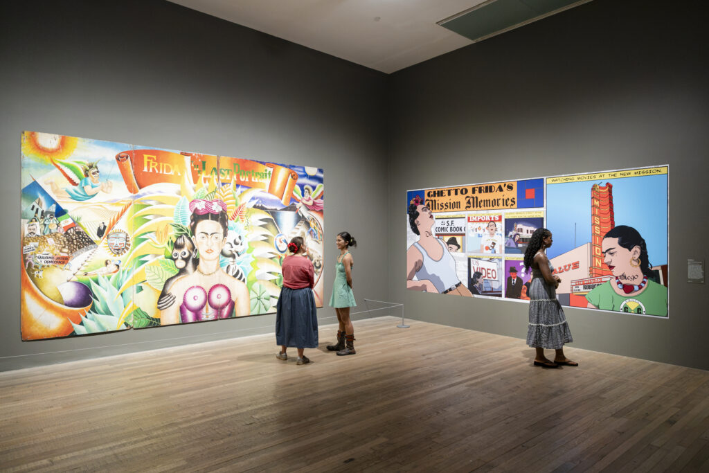 Visiteurs découvrant l'exposition Frida: The Making of an Icon à la Tate Modern de Londres, consacrée à l'influence de Frida Kahlo sur l'art contemporain et la culture visuelle.