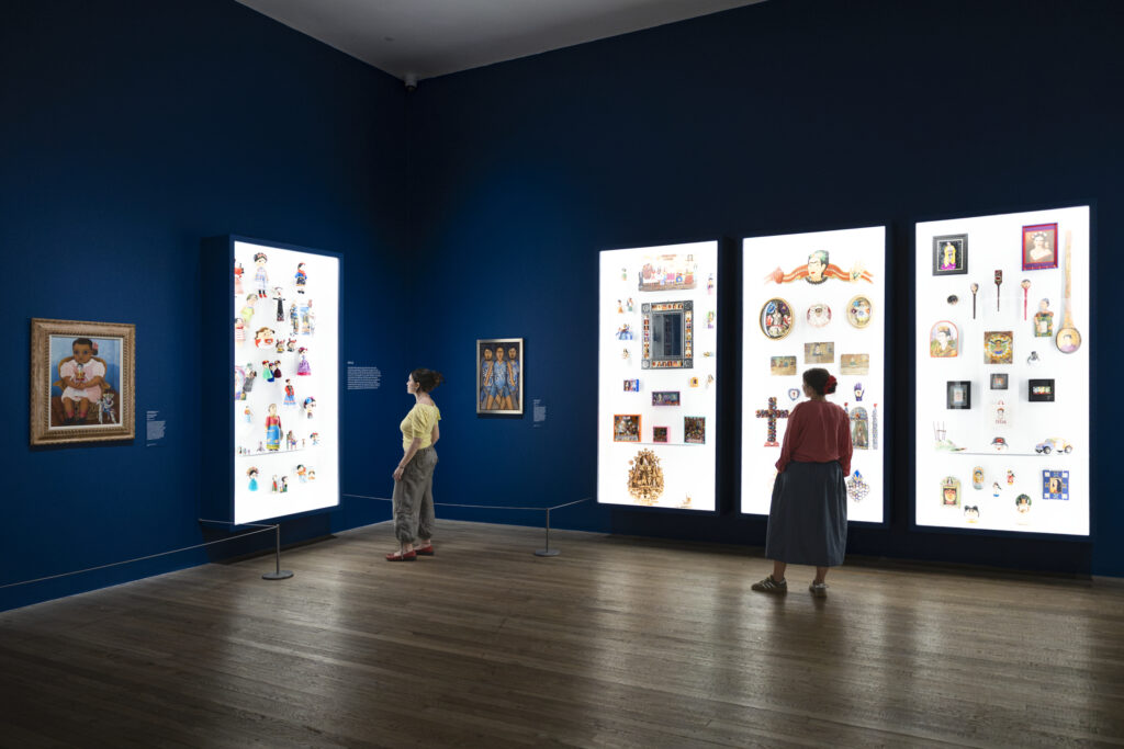 Vue de l'exposition Frida: The Making of an Icon à la Tate Modern de Londres, présentant la scénographie et des œuvres consacrées à l'héritage culturel de Frida Kahlo.