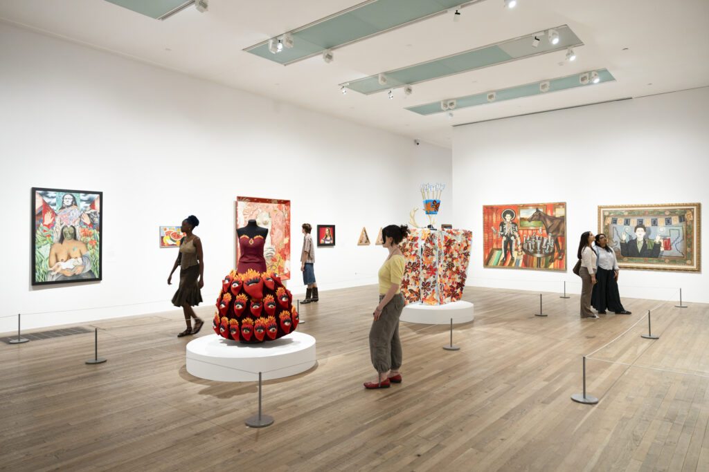 Vue d'ensemble de l'exposition Frida: The Making of an Icon à la Tate Modern, réunissant peintures, installations et œuvres contemporaines inspirées par Frida Kahlo.