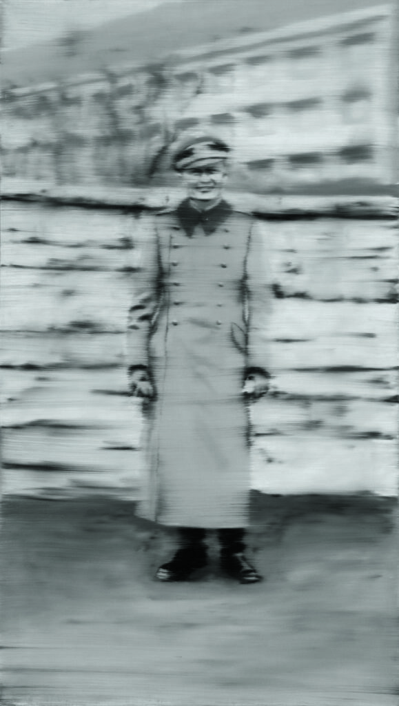 Gerhard Richter, Onkel Rudi (1965) — portrait flou en gris d’un homme en manteau militaire.