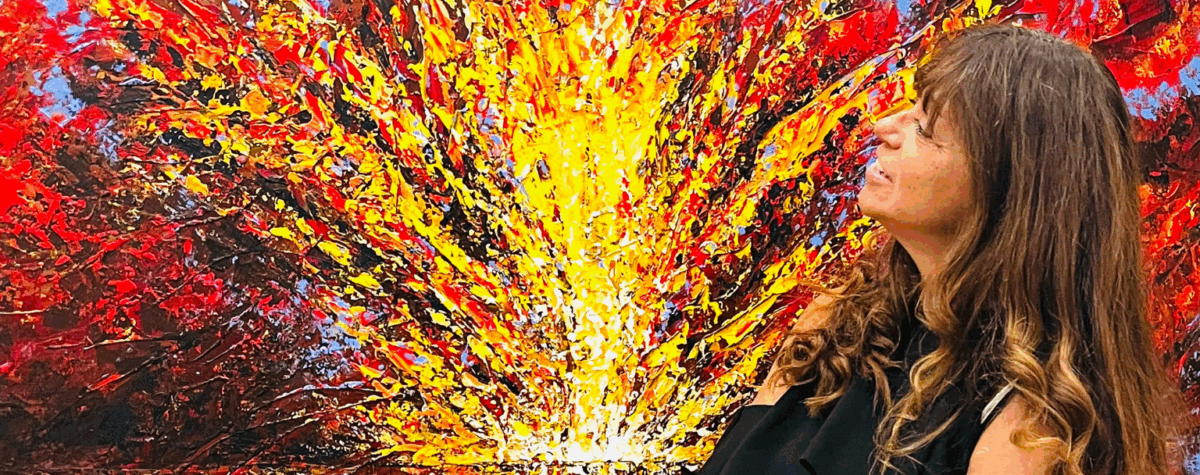 Nicole Azoulay devant son tableau