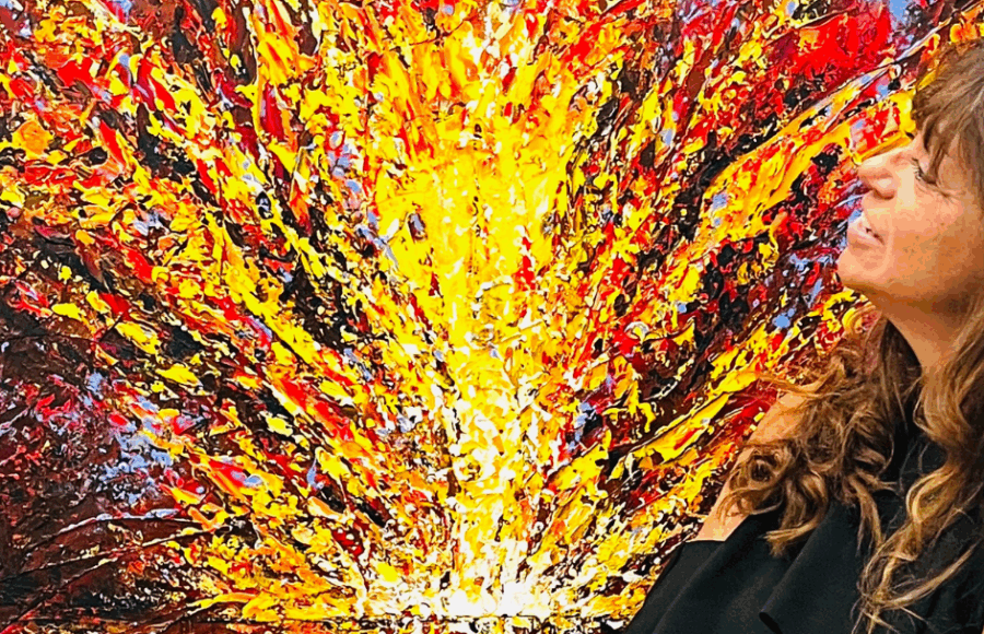 Nicole Azoulay devant son tableau