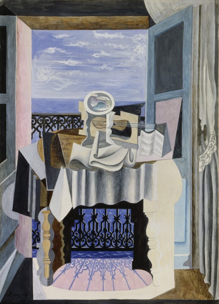 Nature morte cubiste en intérieur avec vue sur la mer Méditerranée depuis une fenêtre ouverte, scène stylisée et palette pastel — œuvre de Picasso réalisée à Saint-Raphaël en 1919