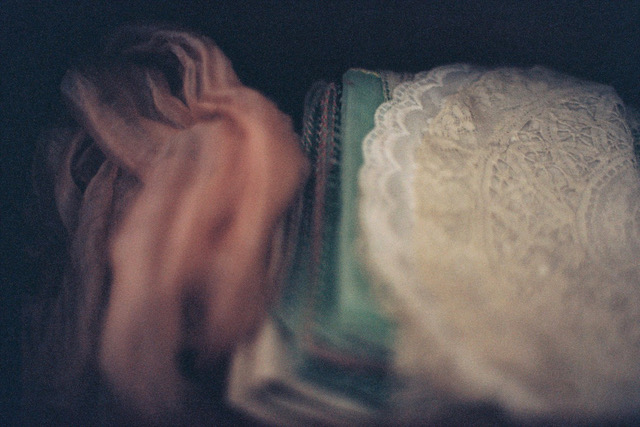 Dentelles et étoffes pastel pliées dans un tiroir — photographie de détail domestique, Cendrine Genin, Hyères, série “Les Intimes”.