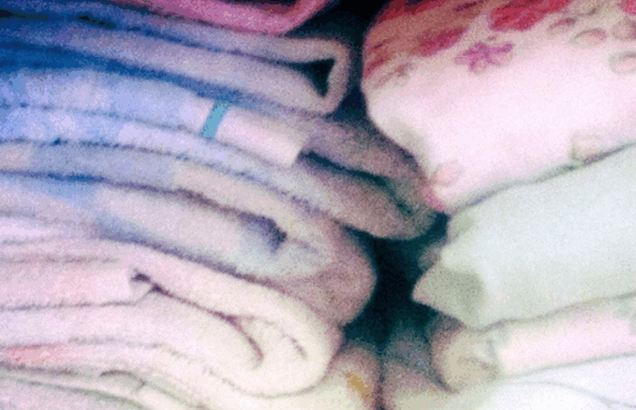 Gros plan sur un tricot de laine et ses boutons — textures textiles, photographie d’intérieur, Cendrine Genin, série “Les Intimes”.