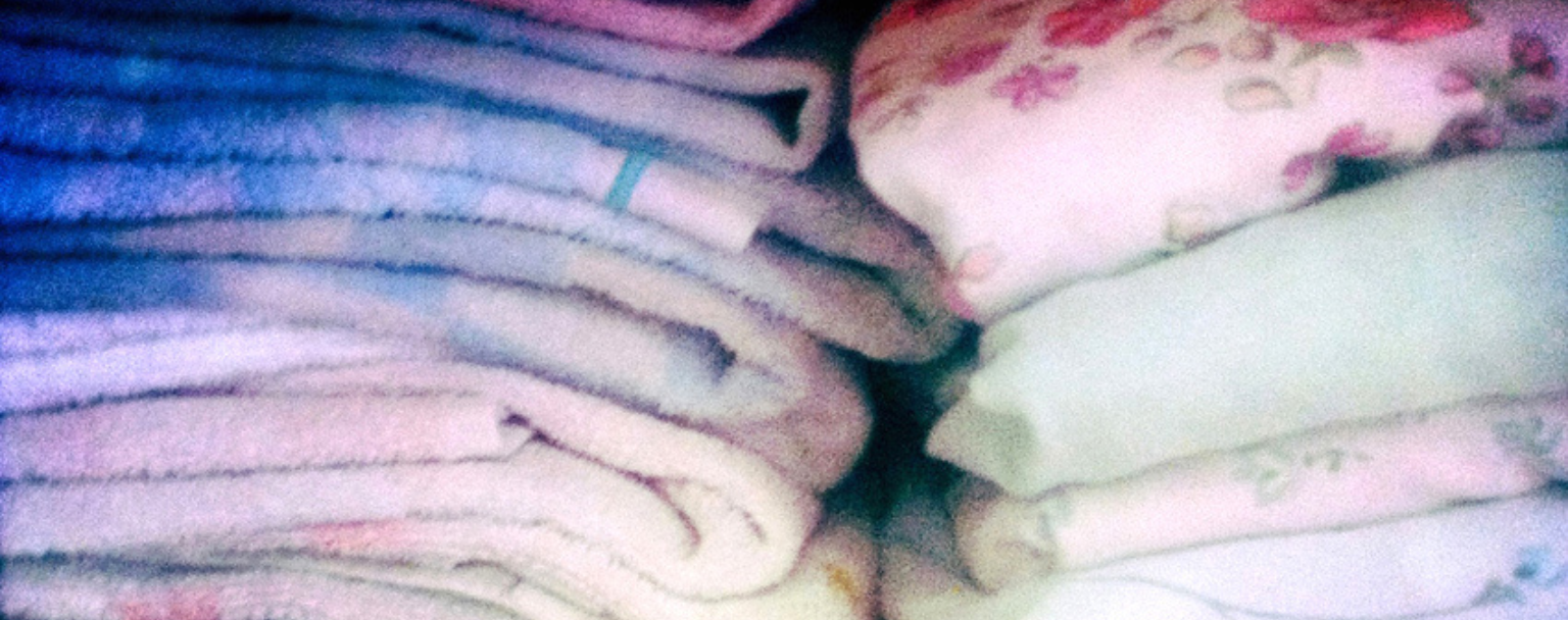 Gros plan sur un tricot de laine et ses boutons — textures textiles, photographie d’intérieur, Cendrine Genin, série “Les Intimes”.