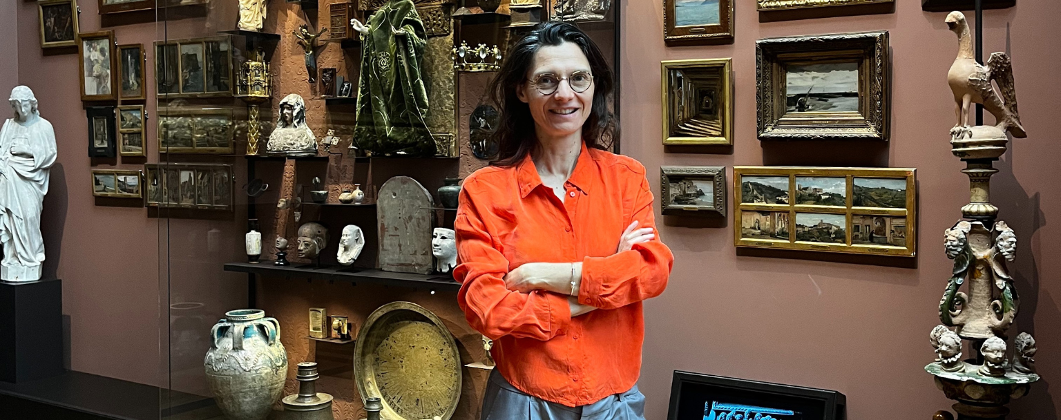 magazine Art mag ; photo de lise terjman devant le leg de Maignan Larivière au Musée de Picardie