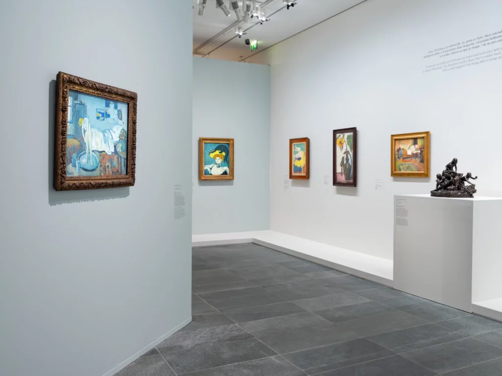 Salle d’exposition du Musée de l’Orangerie consacrée à Berthe Weill : accrochage d’œuvres de Picasso, Matisse et Modigliani, témoignant du rôle de la galeriste dans l’avant-garde parisienne. magazine art mag
