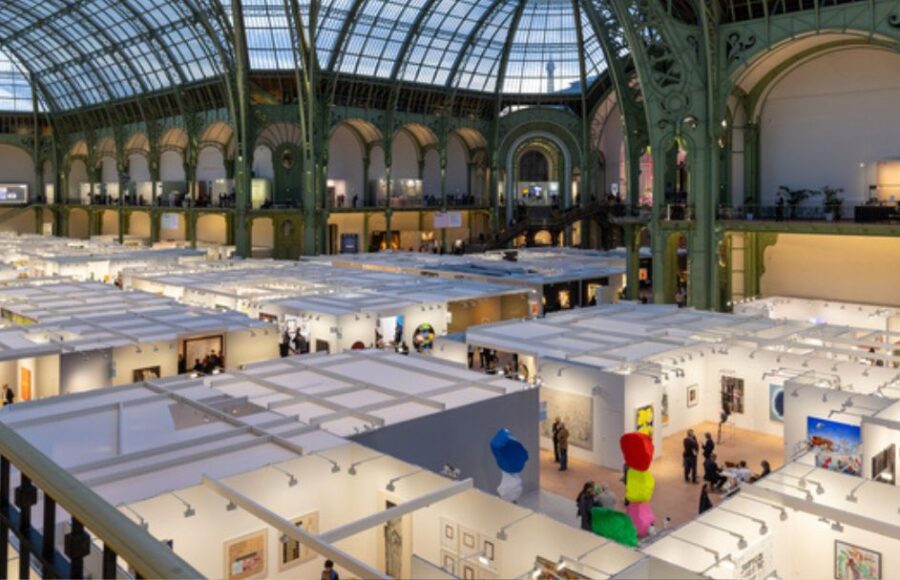 vue à l'intérieur du grand palais lors de l'exposition art basel PARIS
