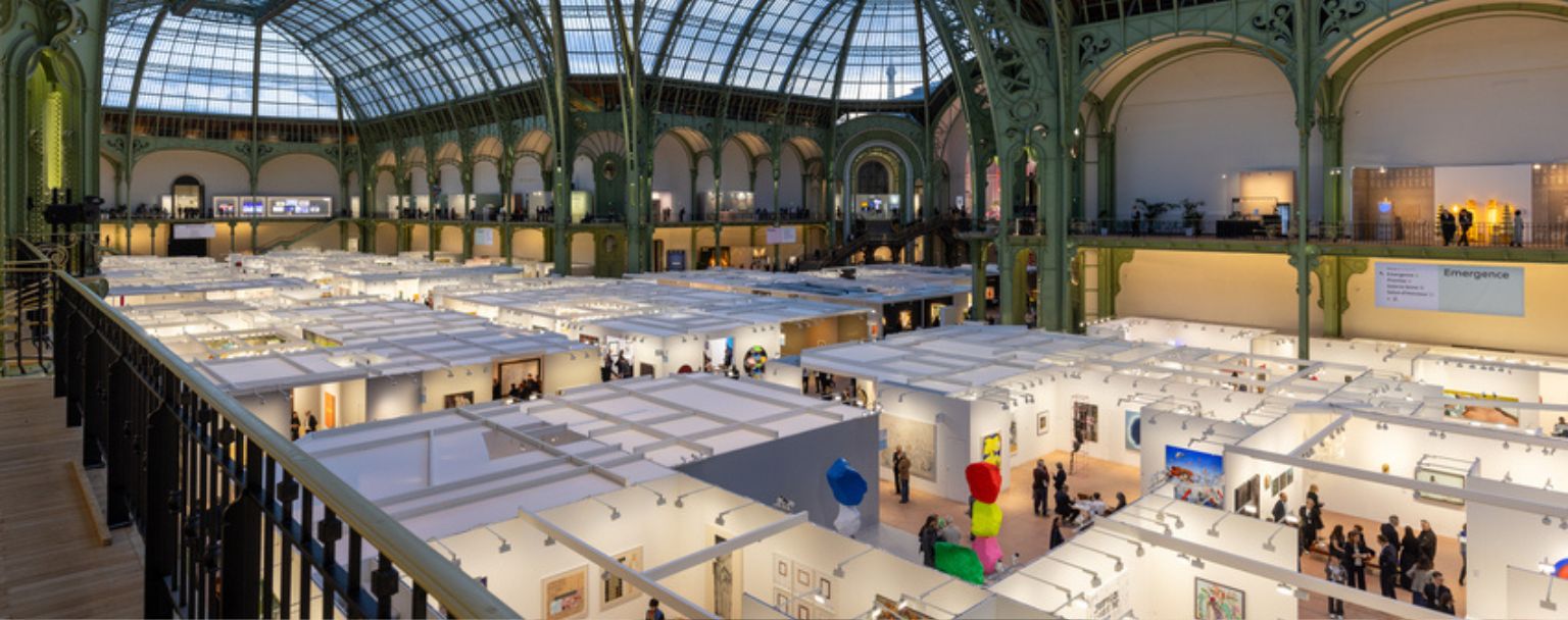 vue à l'intérieur du grand palais lors de l'exposition art basel PARIS