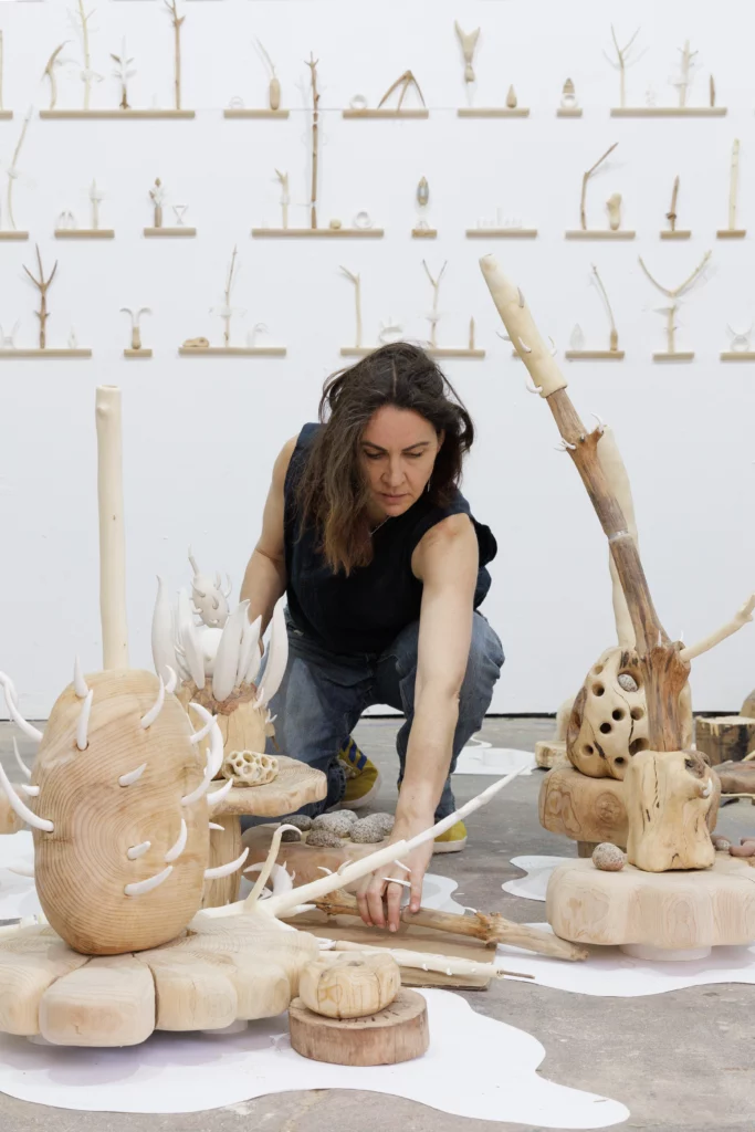 Barbara Wildenboer en résidence à Jardin Rouge, Marrakech (2025), assemblant des sculptures en bois et porcelaine inspirées de formes organiques pour l’exposition Waiting for Barbarians. magazine art mag