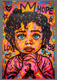 Portrait peint d’un jeune enfant aux yeux bleus, mains jointes en prière, couronne dorée au-dessus de la tête et mots « HOPE » et « LOVE » dans un décor coloré et expressif. Œuvre de Flo Muliardo, série Les Enfants Rois.