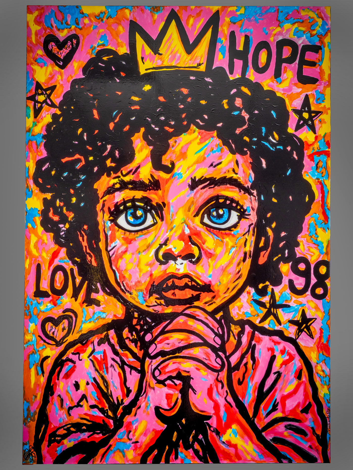 Portrait peint d’un jeune enfant aux yeux bleus, mains jointes en prière, couronne dorée au-dessus de la tête et mots « HOPE » et « LOVE » dans un décor coloré et expressif. Œuvre de Flo Muliardo, série Les Enfants Rois.