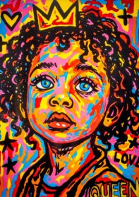 Peinture vibrante d’une petite fille aux cheveux bouclés, grands yeux bleus et couronne jaune. Couleurs fluorescentes et mots « LOVE » et « QUEEN » autour du portrait. Art contemporain de Flo Muliardo magazine art mag