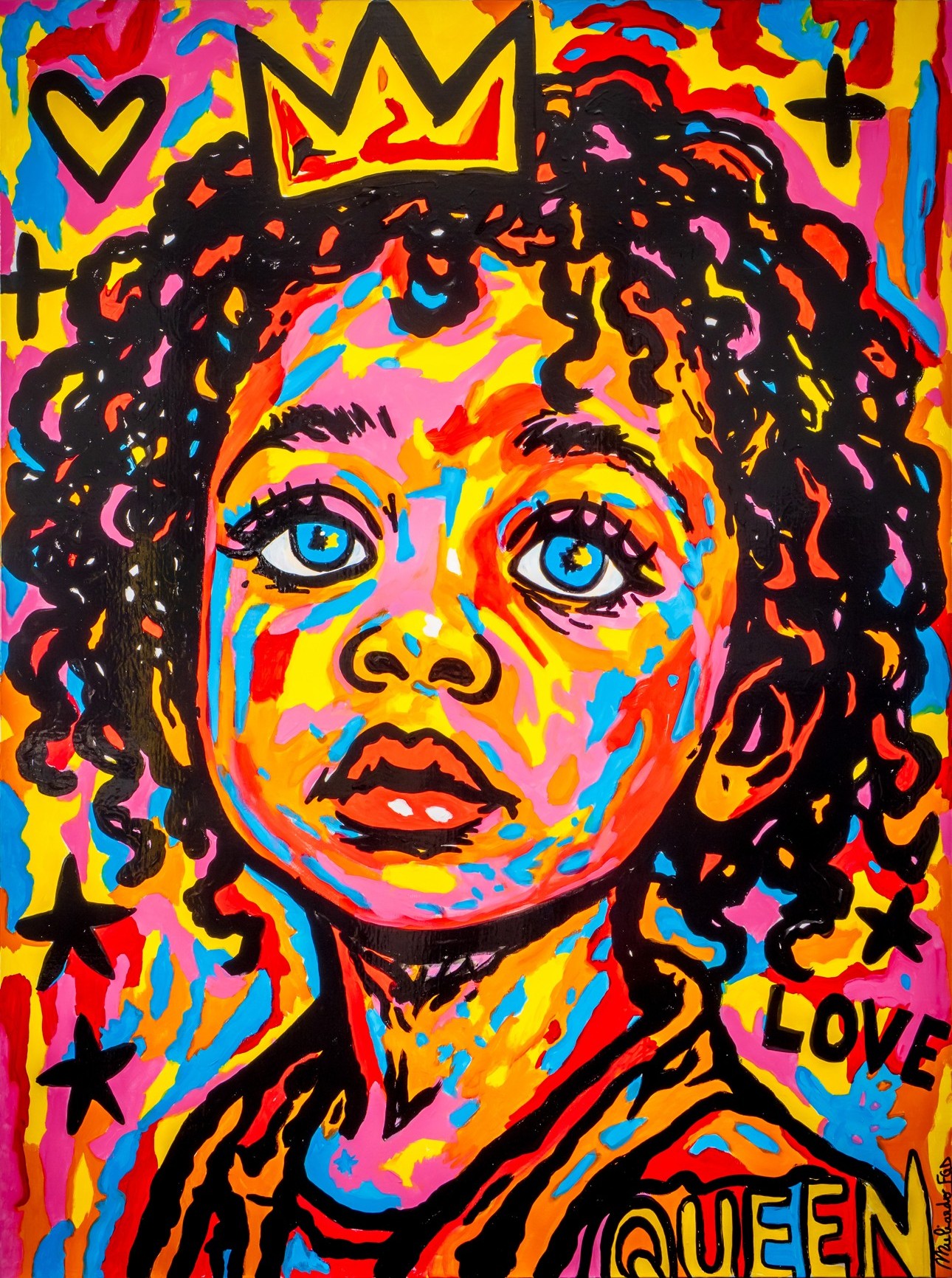 Peinture vibrante d’une petite fille aux cheveux bouclés, grands yeux bleus et couronne jaune. Couleurs fluorescentes et mots « LOVE » et « QUEEN » autour du portrait. Art contemporain de Flo Muliardo magazine art mag