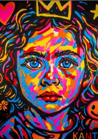 Portrait frontal d’un enfant aux cheveux frisés, regard direct, couronne au-dessus de la tête et fond noir illuminé de couleurs vives. Mot « KANTOU » en bas à droite et dessins d’étoiles et cœur. Peinture de Flo Muliardo. Magazine Art Mag