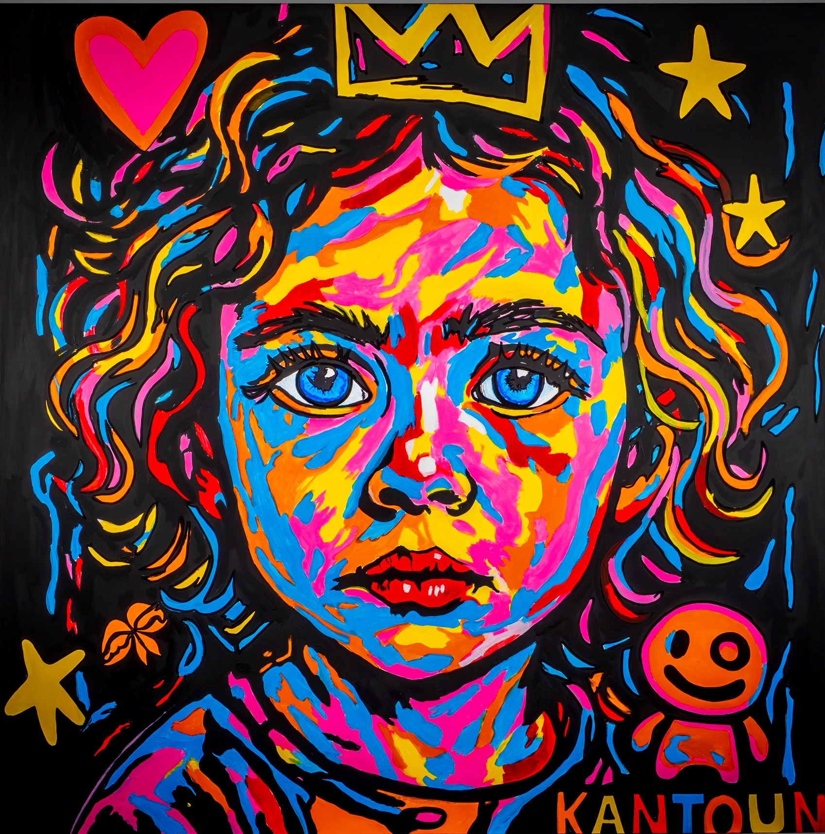 Portrait frontal d’un enfant aux cheveux frisés, regard direct, couronne au-dessus de la tête et fond noir illuminé de couleurs vives. Mot « KANTOU » en bas à droite et dessins d’étoiles et cœur. Peinture de Flo Muliardo. Magazine Art Mag