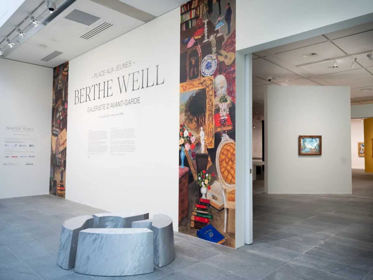 Vue d’entrée de l’exposition « Berthe Weill, galeriste d’avant-garde » au Musée de l’Orangerie à Paris, présentant la scénographie immersive et les œuvres modernistes mises en valeur.