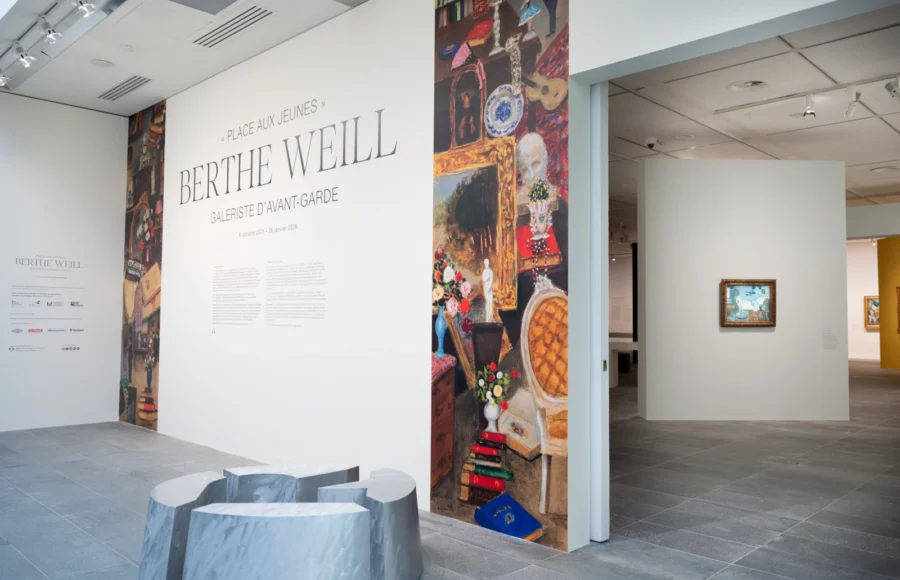 Vue d’entrée de l’exposition « Berthe Weill, galeriste d’avant-garde » au Musée de l’Orangerie à Paris, présentant la scénographie immersive et les œuvres modernistes mises en valeur.