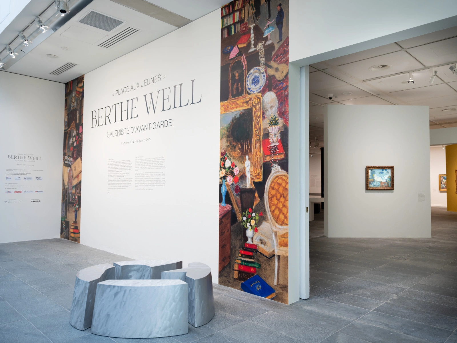 Vue d’entrée de l’exposition « Berthe Weill, galeriste d’avant-garde » au Musée de l’Orangerie à Paris, présentant la scénographie immersive et les œuvres modernistes mises en valeur.