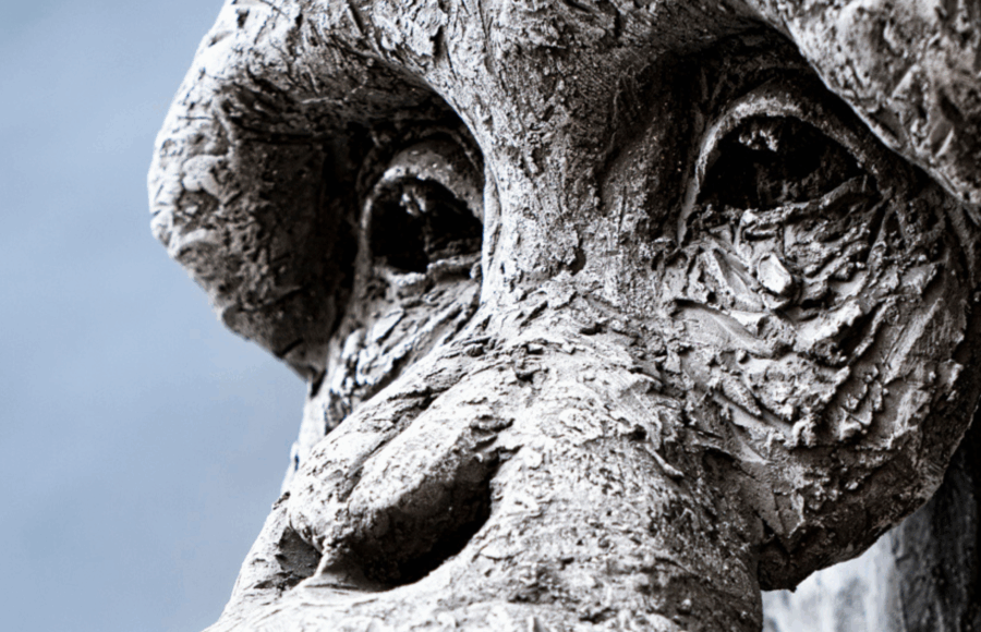 Regard un singe en terre cuite Sculpture de l'exposition de Valem et PIerre Yves Payet présenté à l'espace Saint Pierre des Minimes de Compiègne article Magazine art mag