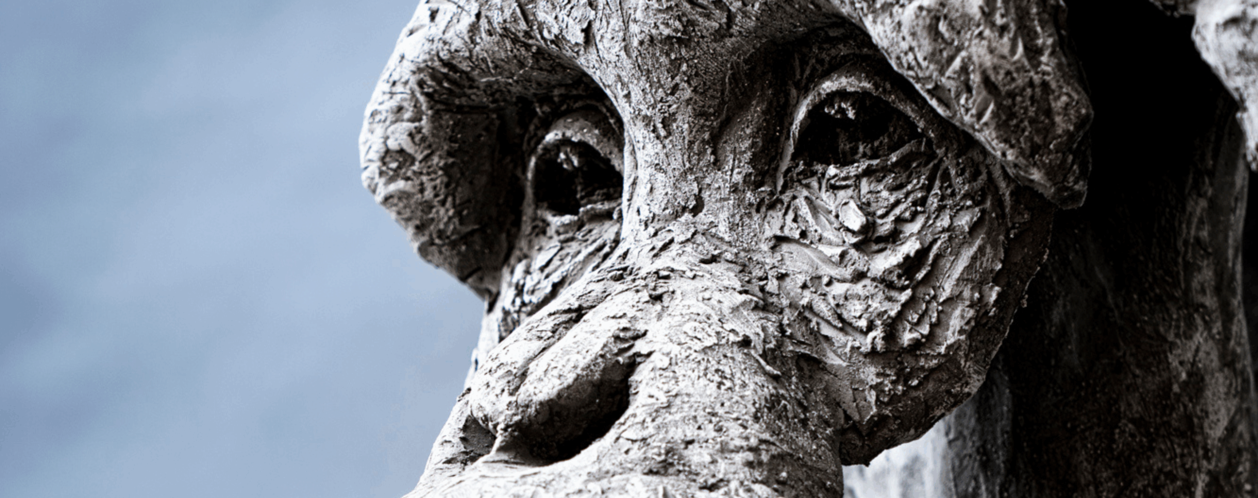 Regard un singe en terre cuite Sculpture de l'exposition de Valem et PIerre Yves Payet présenté à l'espace Saint Pierre des Minimes de Compiègne article Magazine art mag