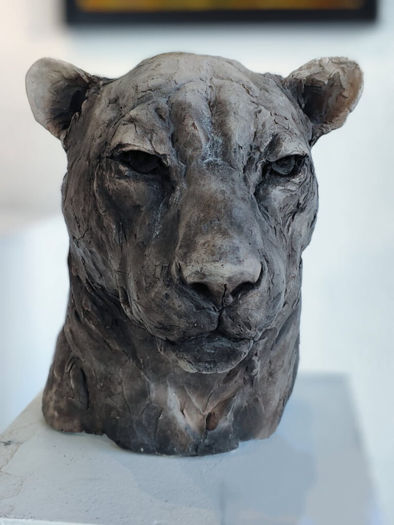 Sculpture animalière de Régis Sinoquet — buste de panthère en céramique, modelé nerveux, vue frontale.