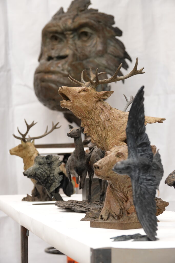 Ensemble de sculptures animalières en bronze de Pierre-Jean Chabert exposées aux Ateliers de la Morinerie. Cerfs, loups, ours et oiseaux se dressent dans une composition dynamique évoquant la puissance du bestiaire contemporain et la vitalité du vivant.