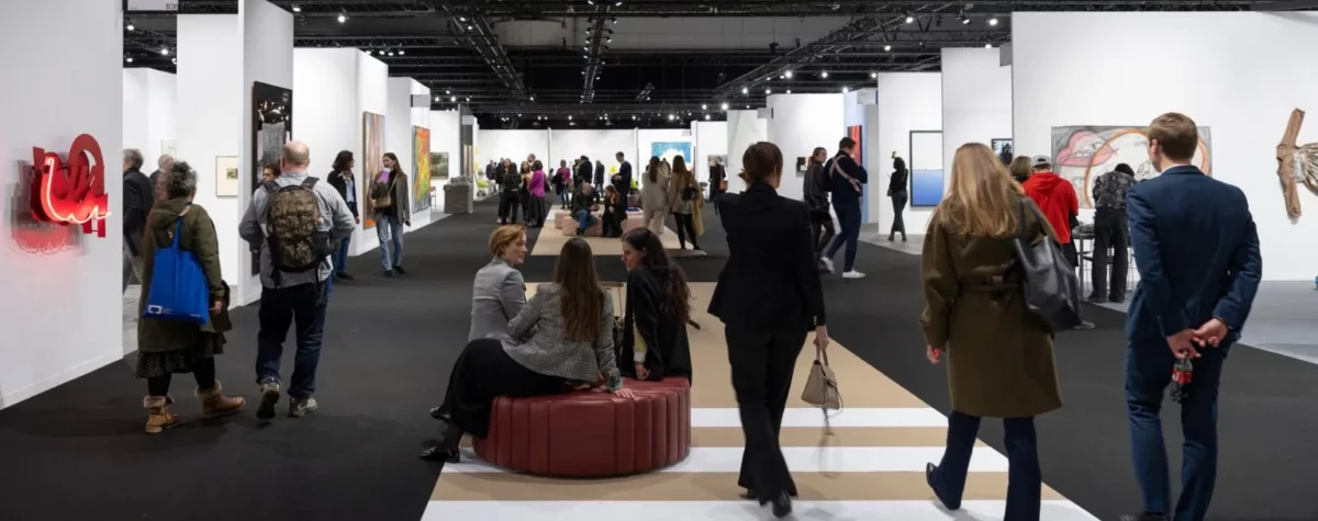 Art Genève 2026 à Palexpo : visiteurs dans les allées du salon d’art contemporain, stands de galeries internationales, peintures, sculptures et installations modernes.