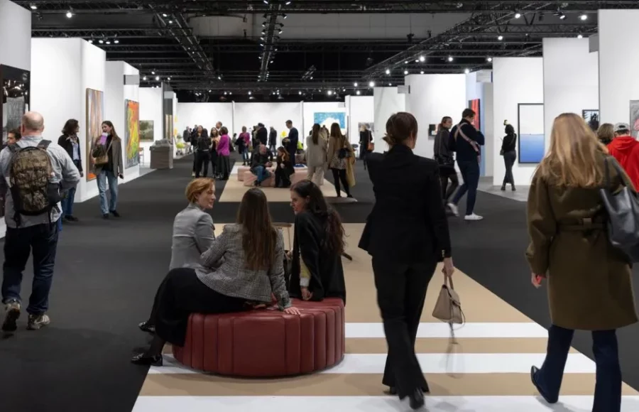 Art Genève 2026 à Palexpo : visiteurs dans les allées du salon d’art contemporain, stands de galeries internationales, peintures, sculptures et installations modernes.