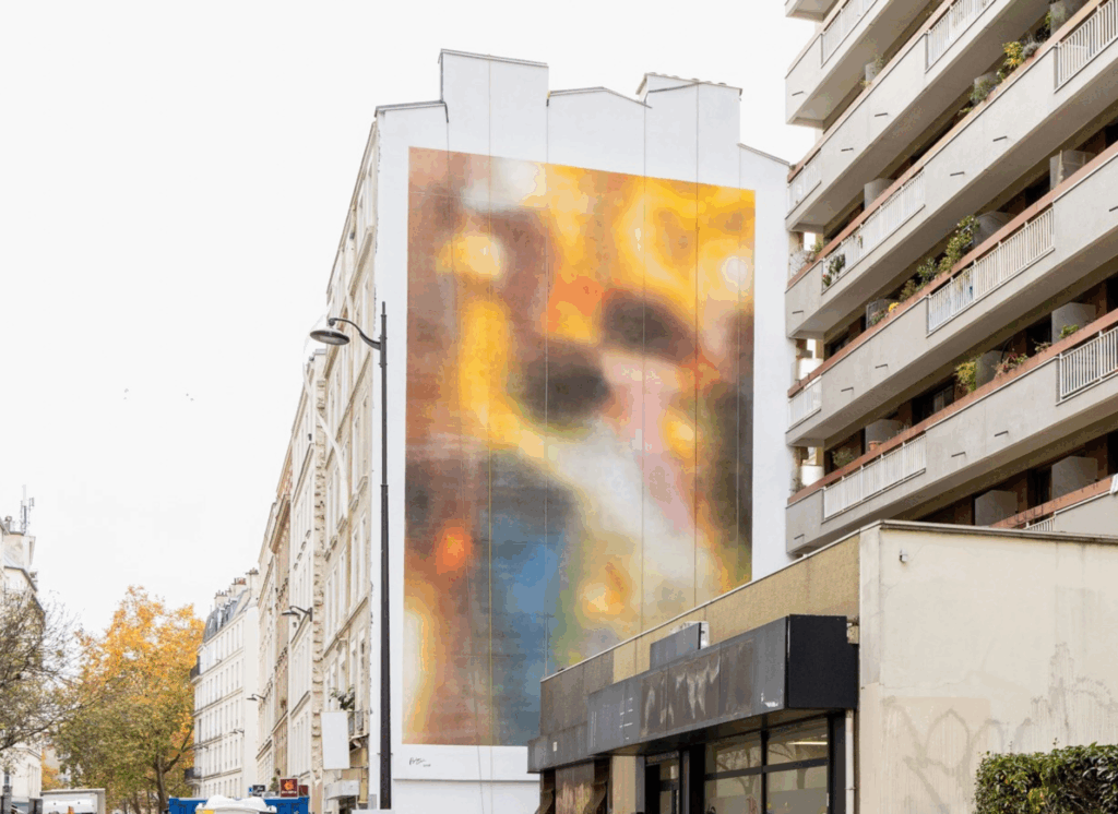« Fresque monumentale floue et colorée de Léa Belooussovitch sur la façade d’un immeuble du 11ᵉ arrondissement de Paris, réalisée en hommage aux victimes du 13-Novembre. magazine art mag
