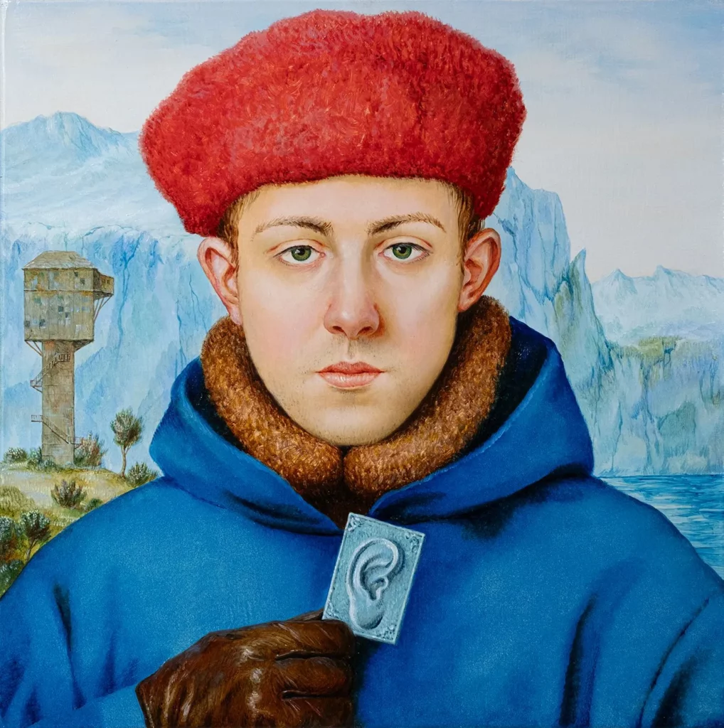 Portrait peint d’un jeune homme portant un large bonnet rouge et un manteau bleu, tenant une carte avec une oreille gravée, devant un paysage de montagnes et de glaciers — œuvre présentée par une galerie belge à Luxembourg Art Week.