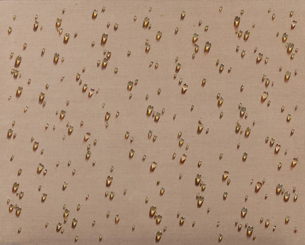 Tableau de Kim Tschang-Yeul composé de gouttes d’eau peintes avec un réalisme minutieux sur toile beige, présenté par Boon Gallery à BRAFA 2026. L’œuvre emblématique de l’artiste coréen évoque méditation, lumière et illusion matérielle grâce à la transparence des gouttes.