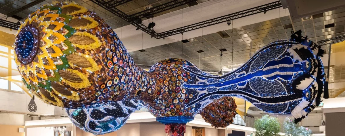 Installation Valkyrie Leonie de Joana Vasconcelos à la BRAFA Art Fair : sculpture textile monumentale suspendue, aux motifs lumineux et colorés, photographiée par Olivier Pirard. Vue générale de l’œuvre emblématique de la foire d’art de Bruxelles.