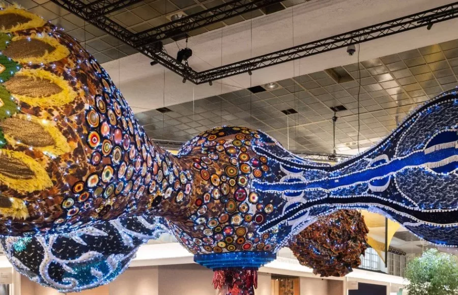 Installation Valkyrie Leonie de Joana Vasconcelos à la BRAFA Art Fair : sculpture textile monumentale suspendue, aux motifs lumineux et colorés, photographiée par Olivier Pirard. Vue générale de l’œuvre emblématique de la foire d’art de Bruxelles.