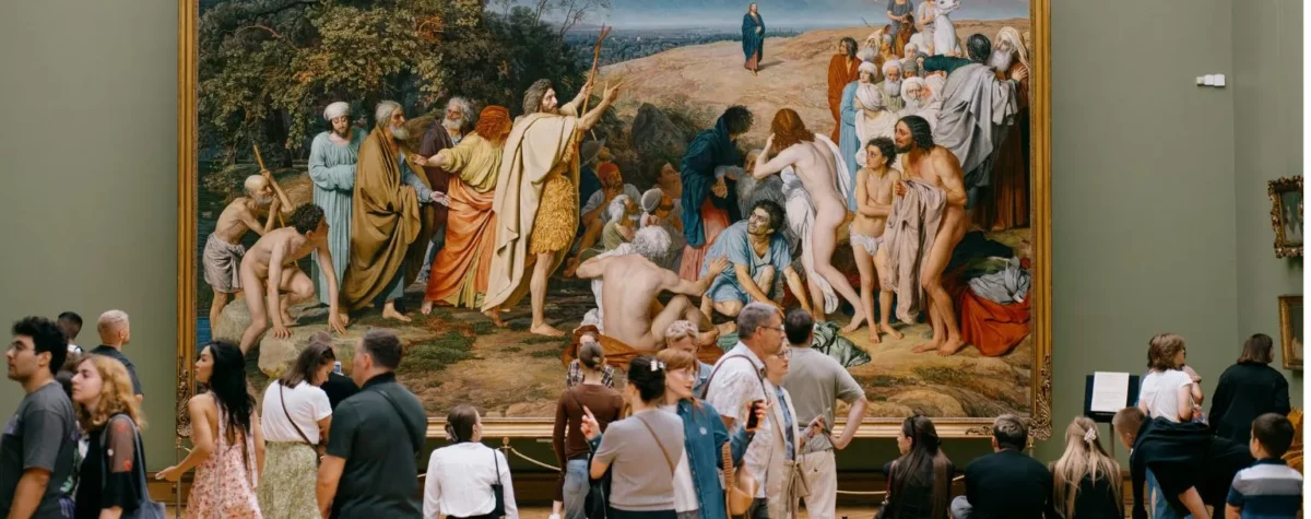 Visiteurs observant une grande peinture dans un musée – illustration du dossier sur la cotation des artistes et la valeur des œuvres dans le marché de l’art.