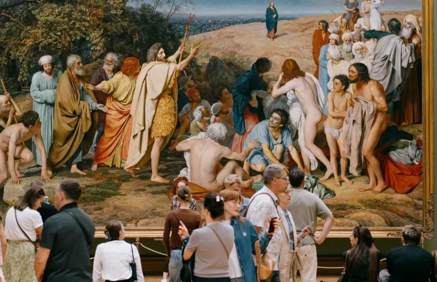 Visiteurs observant une grande peinture dans un musée – illustration du dossier sur la cotation des artistes et la valeur des œuvres dans le marché de l’art.