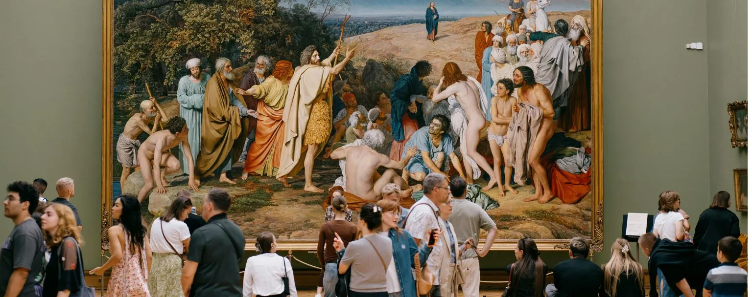 Visiteurs observant une grande peinture dans un musée – illustration du dossier sur la cotation des artistes et la valeur des œuvres dans le marché de l’art.