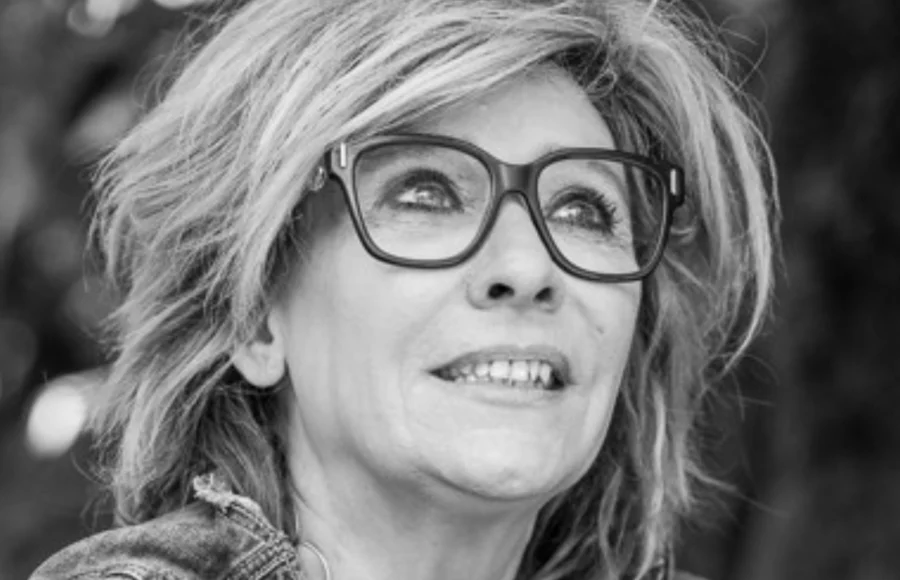 Portrait en noir et blanc de l’artiste contemporaine Flo Muliardo, regard tourné vers la lumière. Photographie illustrant son engagement auprès des enfants et la série Les Enfants Rois, présentée dans ART MAG.