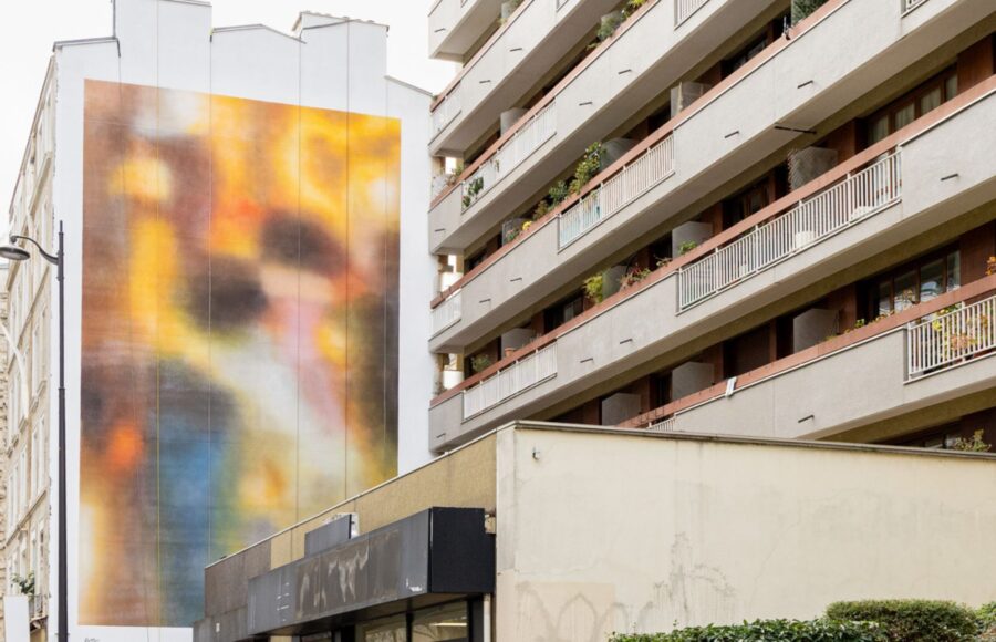 « Fresque monumentale floue et colorée de Léa Belooussovitch sur la façade d’un immeuble du 11ᵉ arrondissement de Paris, réalisée en hommage aux victimes du 13-Novembre.