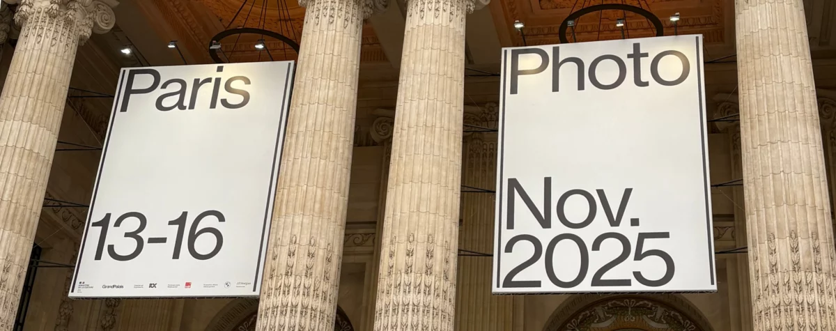 Affiches monumentales de Paris Photo 2025 suspendues entre les colonnes du Grand Palais, annonçant l’édition du 13 au 16 novembre 2025.