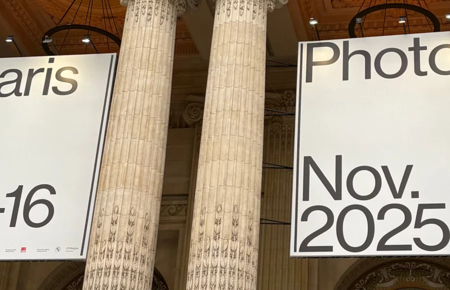 Affiches monumentales de Paris Photo 2025 suspendues entre les colonnes du Grand Palais, annonçant l’édition du 13 au 16 novembre 2025.
