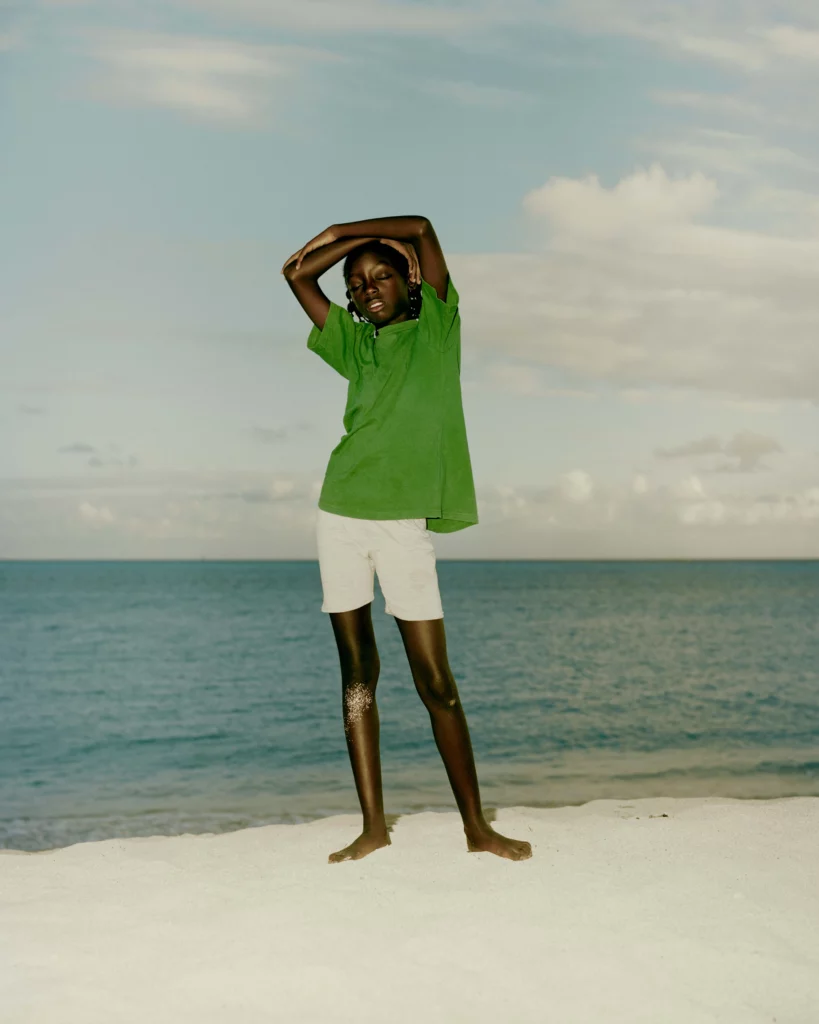 Portrait « Amelia » (2023) de Gilleam Trapenberg – tirage fine art représentant une jeune fille sur la plage sous une lumière tropicale douce, présenté à Paris Photo 2025. ART MAG.